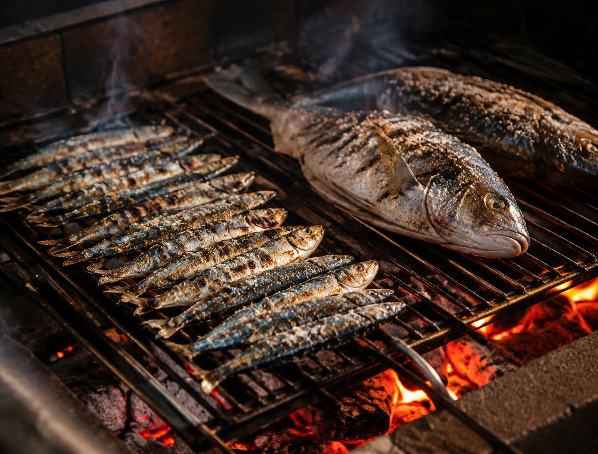 Peixe a grelhar sobre brasas