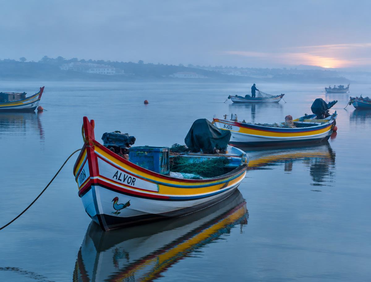 Barcos de pesca na Ria de Alvor ao amanhecer